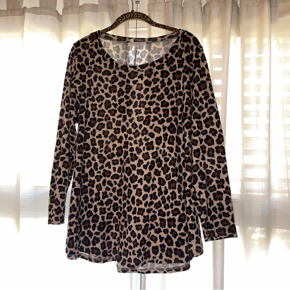 5/$25✨Green Envelope Los Angeles Animal Print Top 🖤🤎